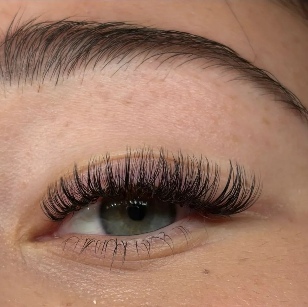 Close-up van een oog met vers geplaatste wimperextensions